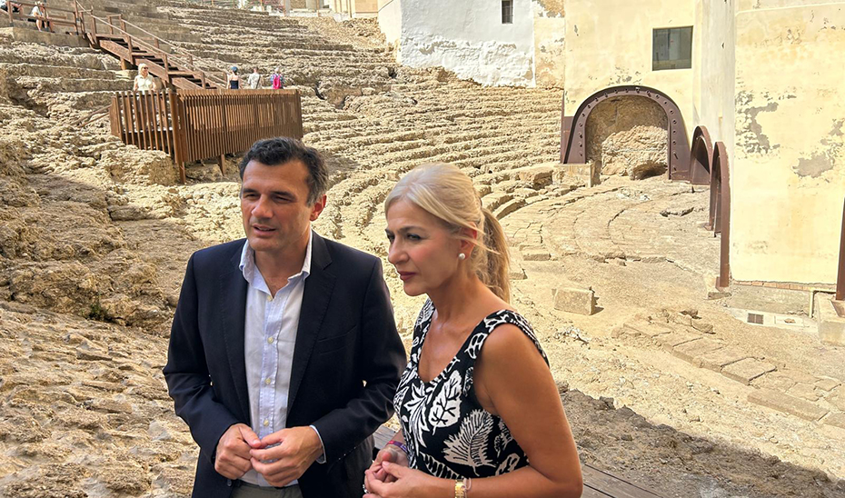 
			      La consejera de Cultura, Patricia del Pozo, y el alcalde de Cádiz, Bruno García, durante su visita al Teatro romano de la ciudad.			    
			  